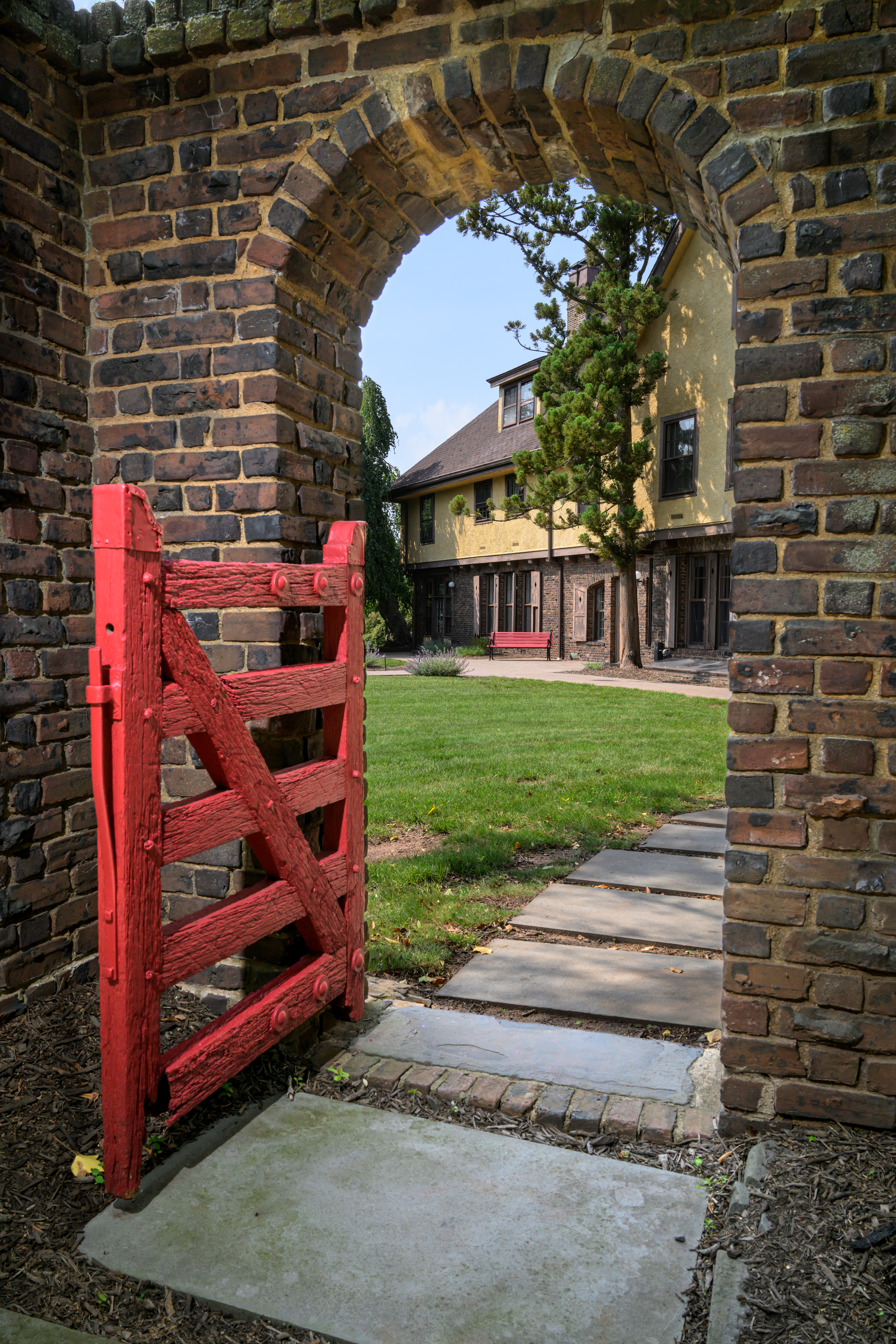 picture of the rutgers inn red gate with building in the background