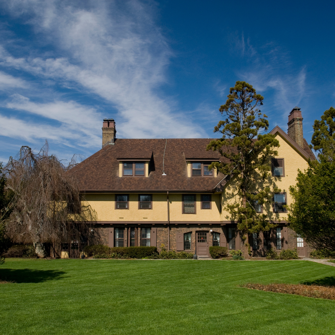 outdoor picture of the front of the rutgers inn